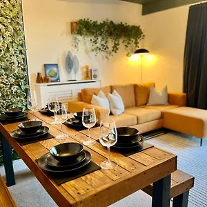 The Gallery - Town Centre - 5 Minute Walk - Superfast Wifi - Outdoor Terrace - Sleeps Up To 6 - Netflix - Contractor Friendly - Short & Long - Coffee Machine , Bournemouth United Kingdom